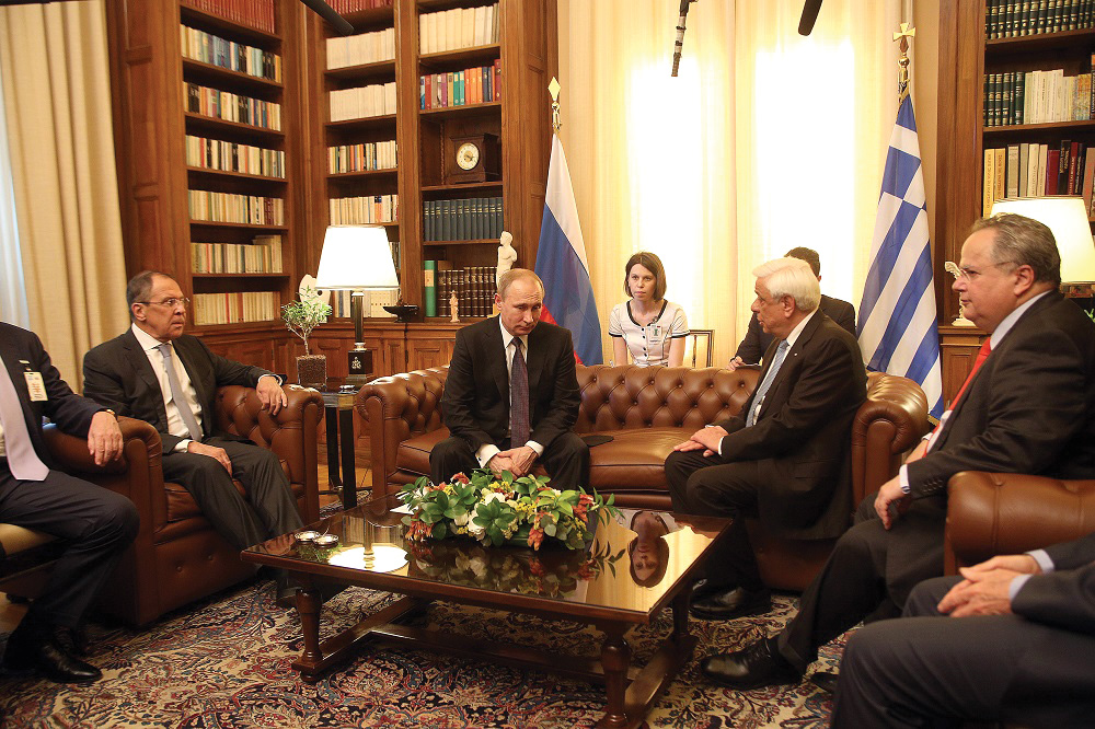 Visiting President of the Russian Federation Vladimir Putin is received by President of the Hellenic Republic Prokopis Pavlopoulos in the presence of the two Foreign Ministers, Sergey Lavrov and Nikos Kotzias. ΑΠΕ-ΜΠΕ/ΑΠΕ-ΜΠΕ/ΑΛΕΞΑΝΔΡΟΣ ΜΠΕΛΤΕΣ