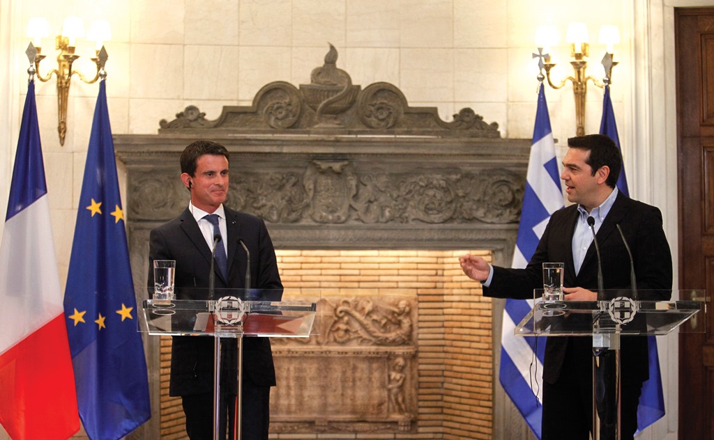 Prime Ministers Manuel Valls and Alexis Tsipras make joint statements to the press after their extended talks, in which the French Premier stated that “I came to Greece bringing a message: France is on Greece’s side.” G.Kontarinis/Eurokinissi)
