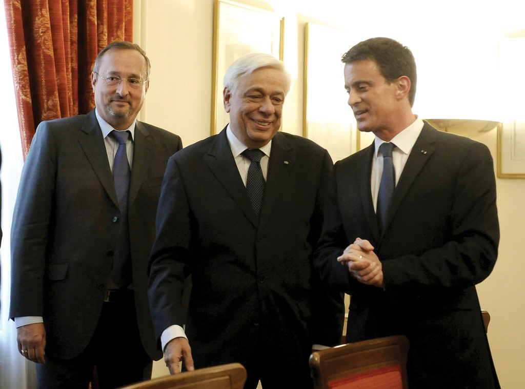 Premier Valls, accompanied by Ambassador of the French Republic, Christophe Chantepy, is welcomed by President of the Hellenic Republic Prokopis Pavlopoulos. (EUROKINISSI/TATIANA BOLARI)